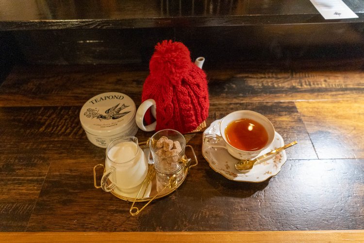 ティーポットの中にはたっぷりのお茶。本日の紅茶900円にプラス100円でミルク。