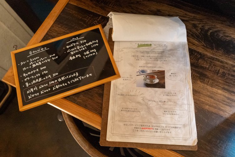 左のボードには食べ物のメニュー。バインダーにはドリンクについての説明。席料300円がかかることも説明。