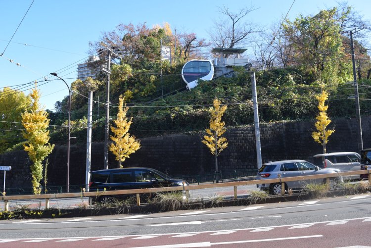 地上と飛鳥山の山上を行き来する「アスカルゴ」。