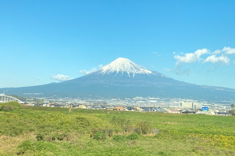 新幹線の車窓から絵葉書のような富士山が見えた。