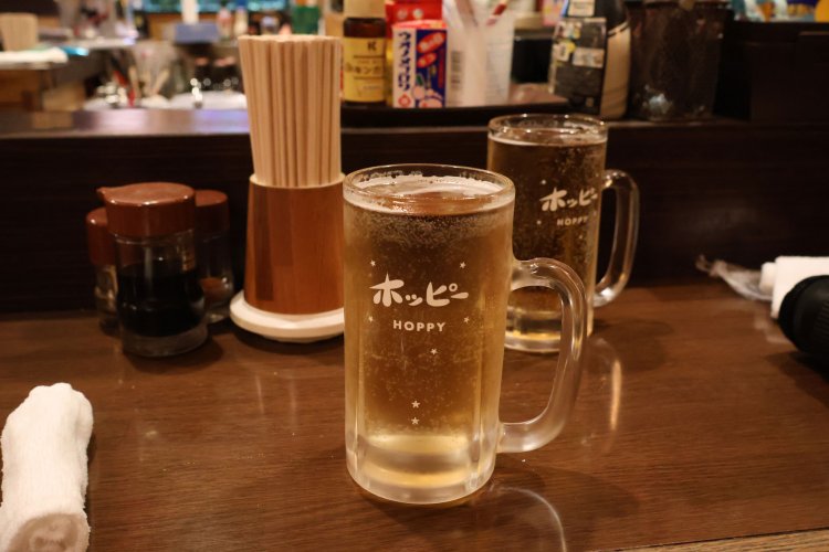 ジョッキいっぱいに注がれた生ホッピーがうれしい。