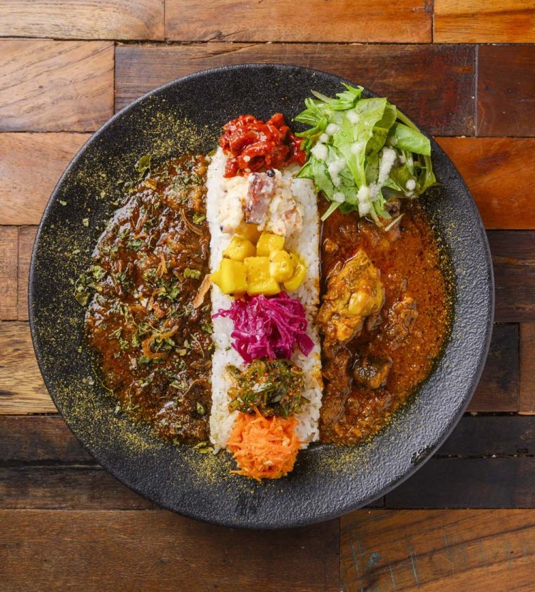 あいがけカレー副菜全盛りプレート1950円。