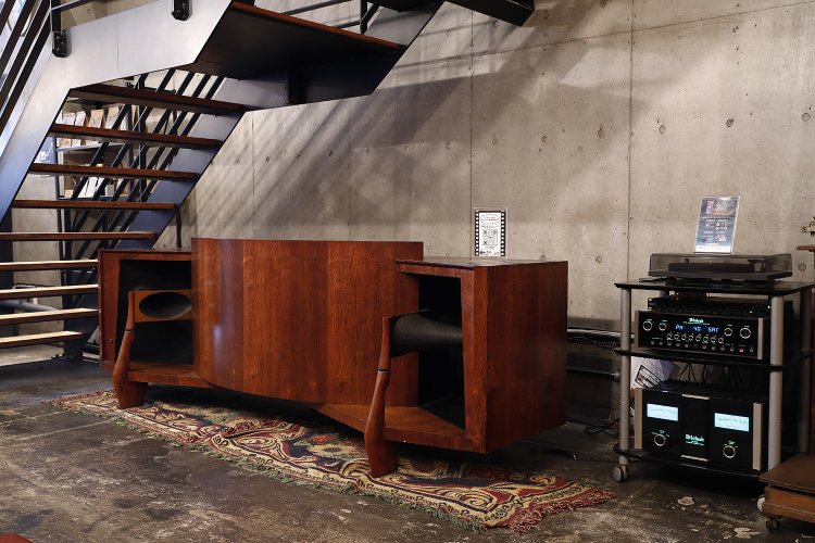 階段下に陣取るは大型スピーカーJBL社の名機パラゴン（後期型）！