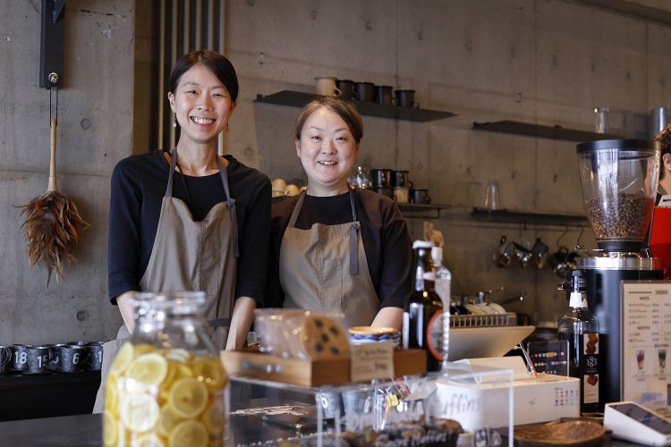 左から、マネージャー・品田純子さん、店長・児玉定子さん。「テラス席はペットもOKです！」。