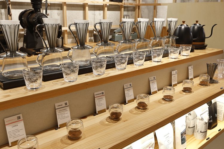 カウンターに端正に並ぶコーヒー見本と器具類。