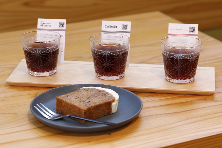 コーヒーフライト3杯2300円。添えたコーヒー豆のデータ・カードは持ち帰れる。キャロットケーキ620円。