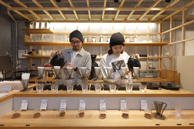 左から、オーナー・櫛島寛生さん、バリスタ・鈴木眸水さん。「コーヒーと出合う旅に出ましょう！」。