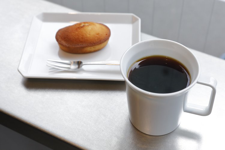 ハンドドリップ各種700円～とフィナンシェ400円。2025年末には蔵前店も開店。