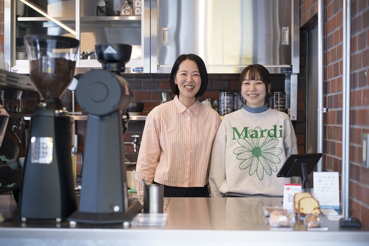 左から、店長・末清遥香さん、宮下秋穂さん。「お出かけの一杯目にもぜひ！」。