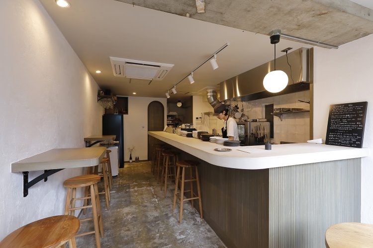 さながらバーでくつろぐ雰囲気の店内。