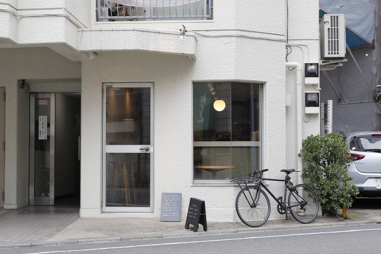 レトロな近所の雰囲気とマッチしたたたずまい。