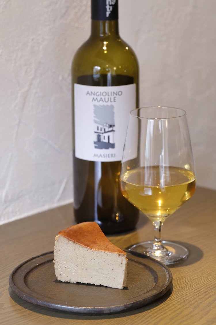 ナチュラルワイン1杯1000円～とチャイのチーズケーキ770円も相性よし。