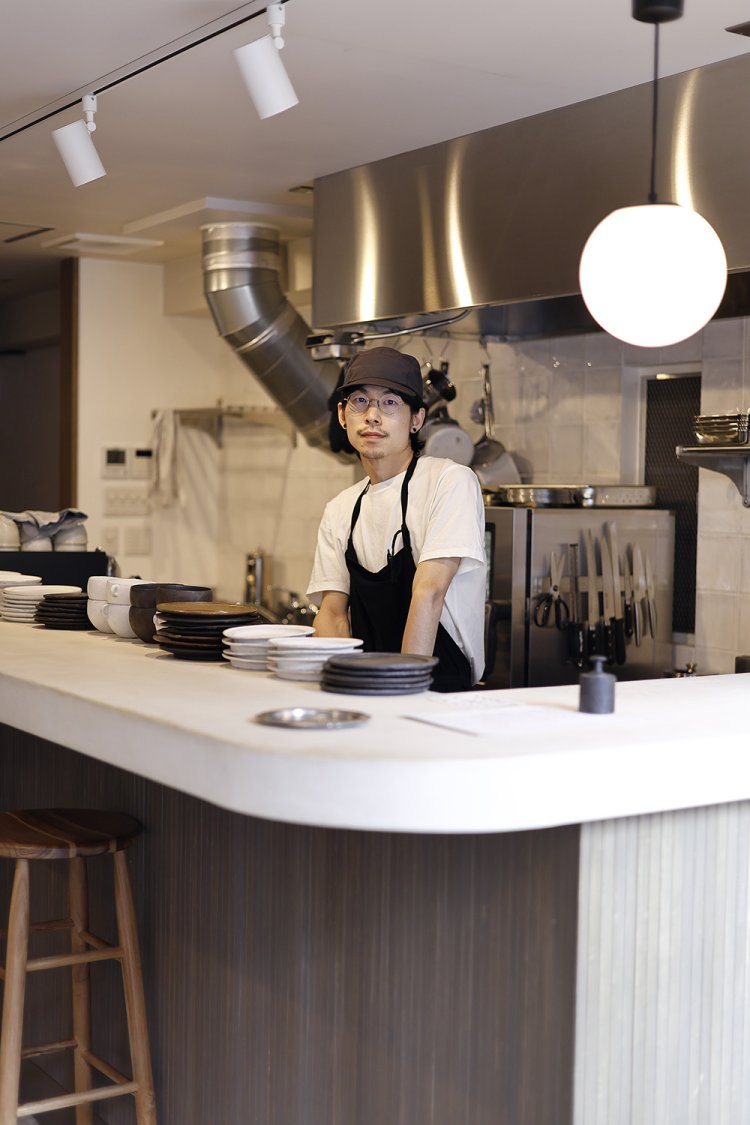 店主・内山智喜さん。「街になじむお店を目指しています」。