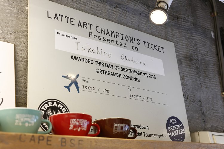 壁やカウンターに並ぶ賞状・トロフィーの数々。