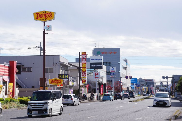 中山道。埼玉を中心に関東に展開している『マミーマート』というスーパーの本社が見える。