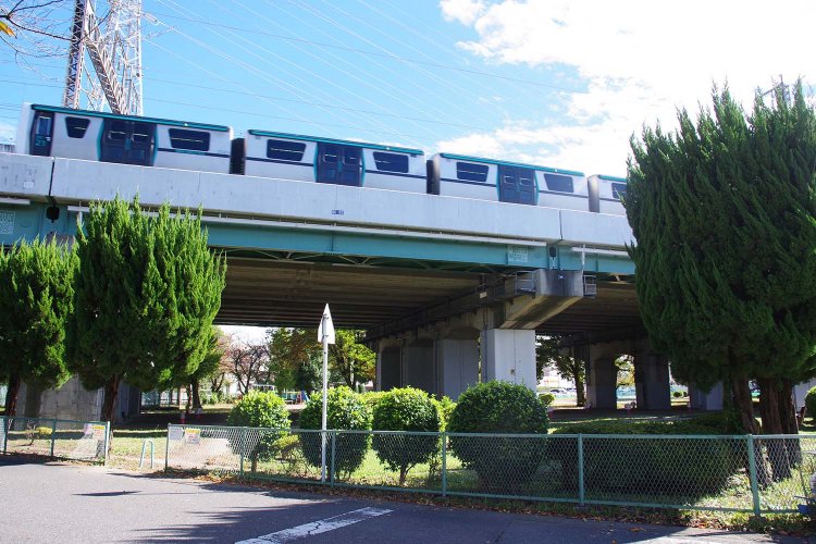 ニューシャトルの下も公園（宮原公園と、宮原南公園）。本当に少し歩いただけであちこちに公園がある。