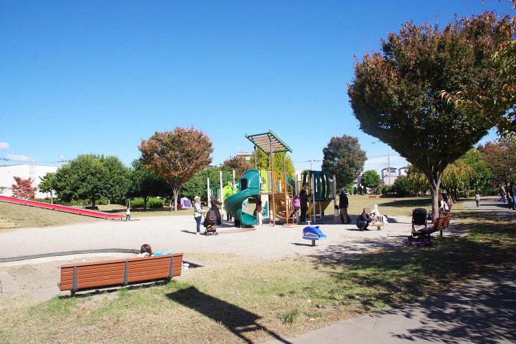 防災公園こと東宮原ぼうさい広場にはたくさんのファミリーの姿があった。おだんごをいただきながら平和だと感じた。住むにはそれが一番いい。