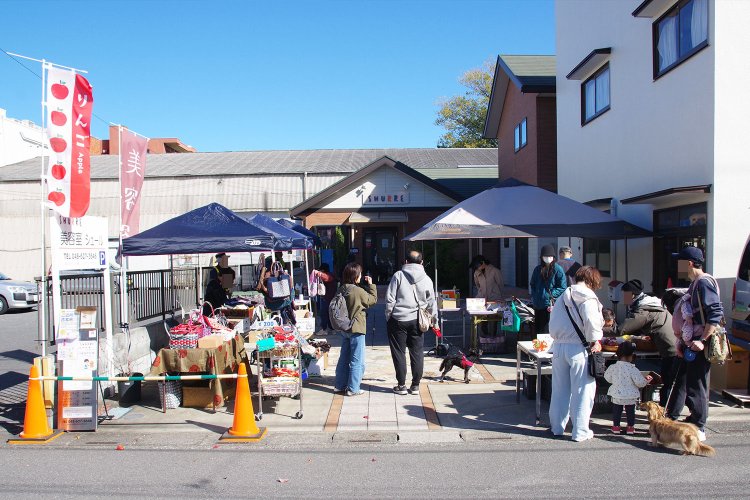 防災公園の隣でやってたマルシェでも聞き込み。