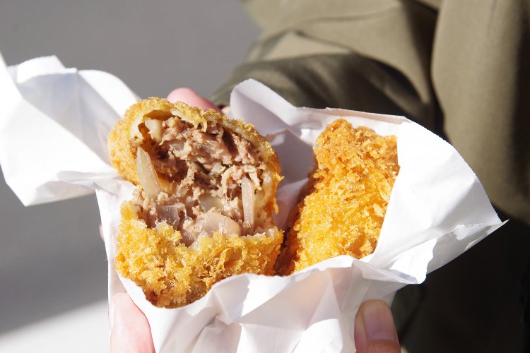 黒毛和牛メンチカツ135円。粗く刻まれた玉ねぎが甘く、お肉たっぷりで肉肉しくておいしい！