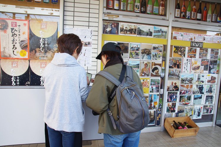 ガラス窓にはお酒の情報と、愛猫の写真が混ざっていてユニーク。