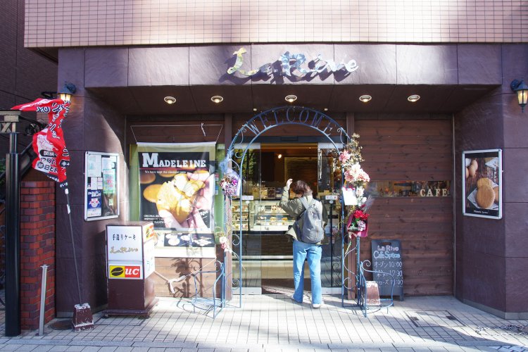 風に吹かれて『ラ・リーヴ洋菓子店 宮原店』さんへ。左の旗を見てもらえると風の強さがわかります。
