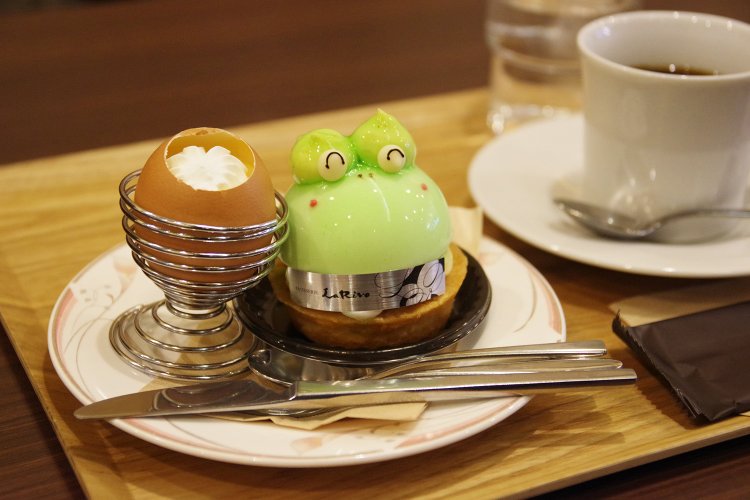 左はお店イチ押しのうみたてプリン110円。ラ・リ－ヴ特製の昔ながらの濃厚で甘みとこくのある卵プリンだ。