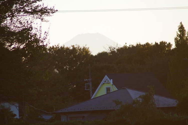 ほんのり見える富士山をありがたがりながら、『けやき屋』さんのだんごをいただいた。うまい！