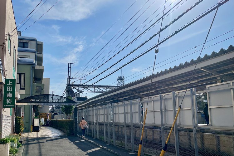 右手は一橋学園駅のホーム。歯科医の看板のちょっと奥らしいが……。