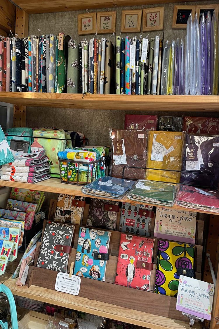 留め具にも工夫を凝らしたブックカバーやお薬手帳カバーも人気。