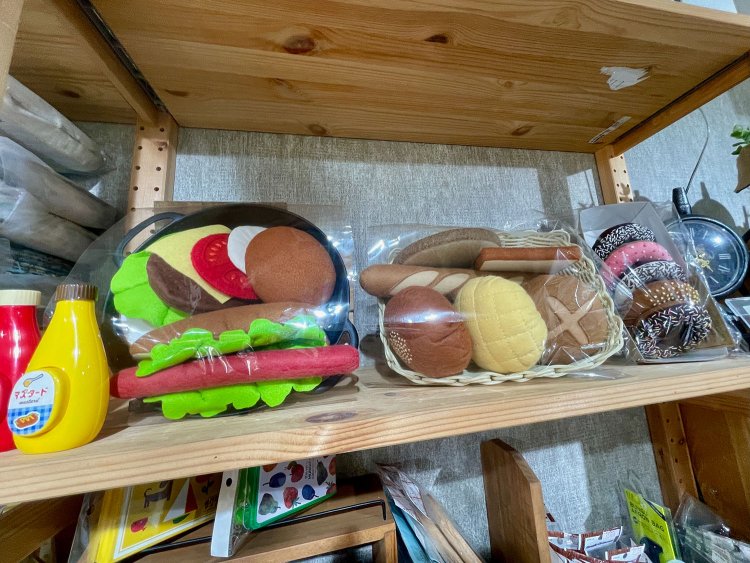 パンやバンズの質感に近いフェルトを厳選。フェルトの種類が豊富という韓国へ赴くことも。