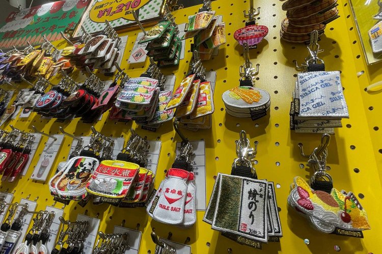 このあたりは、台所にあるモノ系。全型の「焼のり」に、卓上の塩。乾燥剤もありますね〜。