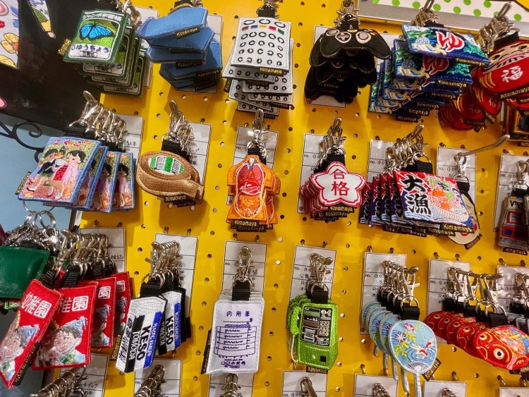 学校用品や文具、玩具系。理科室の人体模型やガムテープ、小学生用の学習ノートも懐かしい！