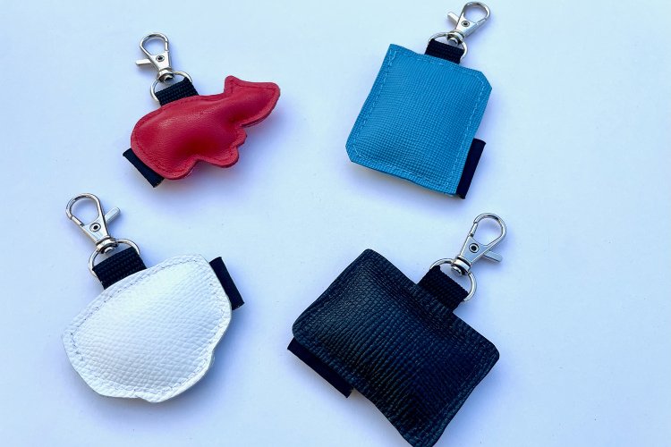 お〜！「赤べこ」には赤色の、白ベースの「旅館の湯呑み」には白色の革が！