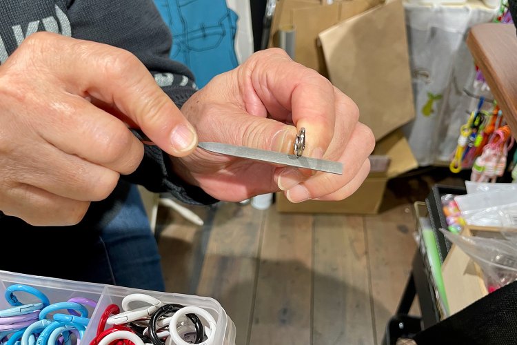 「少しでもバリ（トゲ状のでっぱり）があるものは、こうヤスリをかけて……何万個もの単位で見ます」と敬子さん