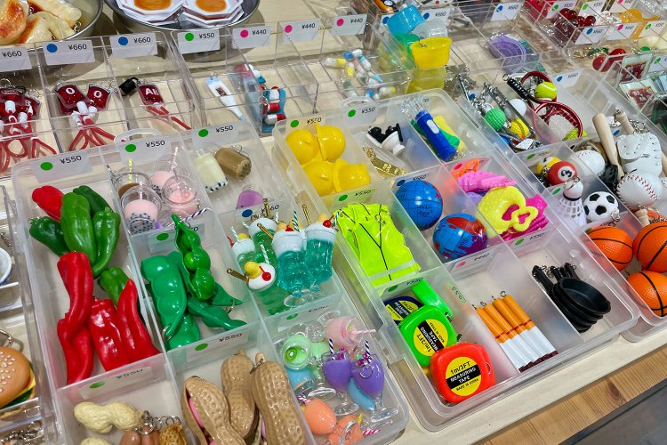 プラスチックチャームのバラ売りコーナー。これらをじっくり見られるのは実店舗だけ。