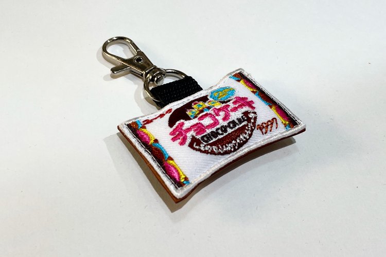 小平市内に東京工場のある有楽製菓からの依頼で、「チョコケーキ」のワッペンを作ったことも（現在は非売品）。