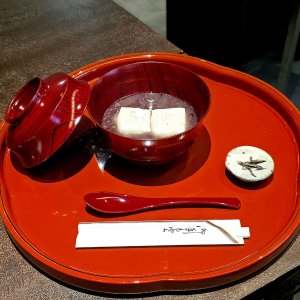 大正12年創業『青山紅谷』の田舎汁粉と蕨餅はこだわりのおいしさ〜黒猫スイーツ散歩 原宿表参道編32〜