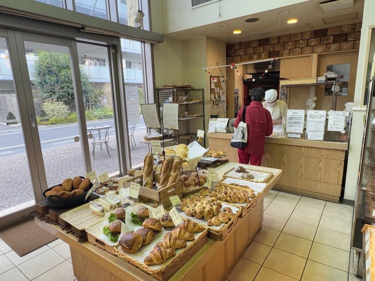 店内は入り口側がガラスで明るく、天井が高いためゆったりした雰囲気がある。