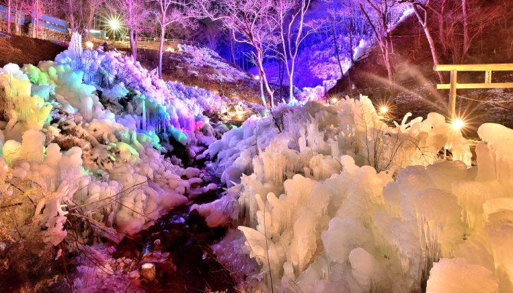 防寒対策をして、宝石箱を開けたような幻想的な氷の世界を堪能しよう。