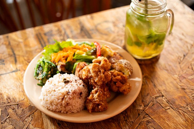 Vegan Karaage1550円とノンアルモヒート660円。