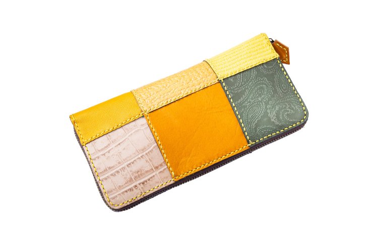 ラウンドジップ3万4000円。内側の色も見るべし。