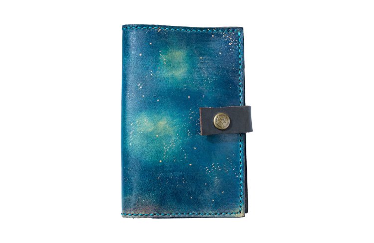 縦型カードケース1万2000円。夜空のような色が美しい。