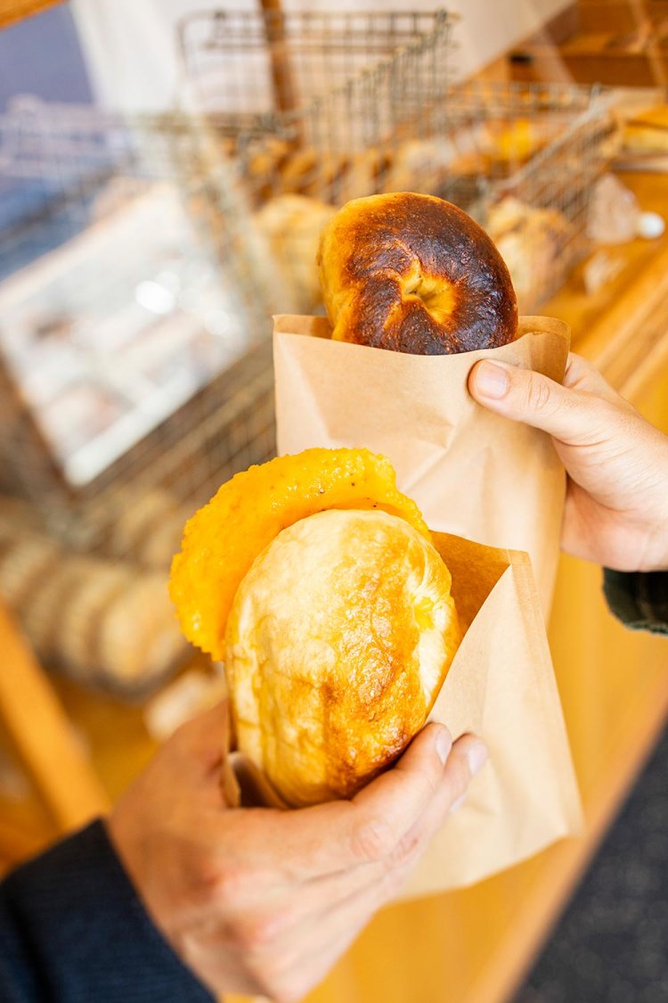 チェダーチーズとペッパーのベーグル490円、OMISOのベーグル450円。