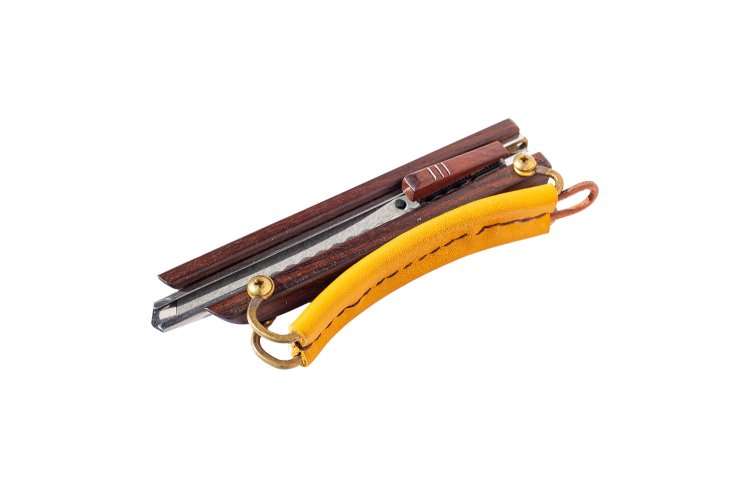 Bee（べー）の木製カッター6200円。