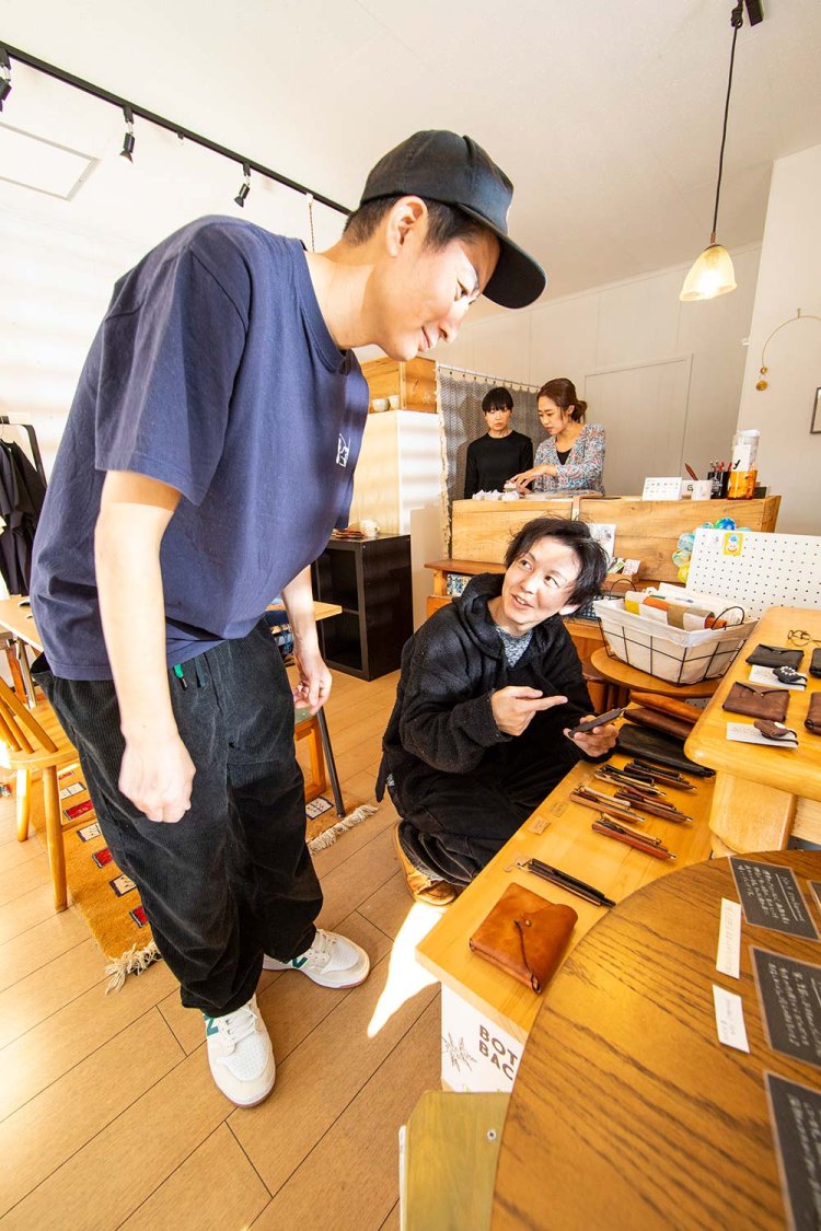 「椅子に座ってゆっくり選んでくださいね～」。