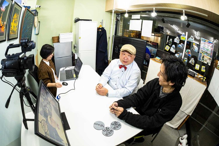 スタジオの様子は外からガラス越しに観覧できる。「毎週水曜昼にライブ配信してるんです」。