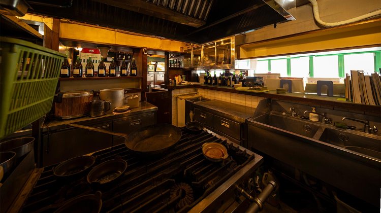 中央にガス台を配置した独特の厨房。