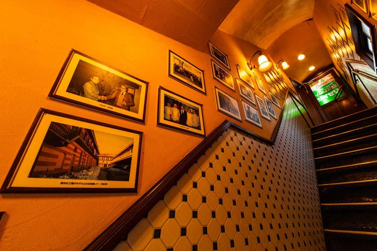 入り口へ通じる階段にも当時の写真が。