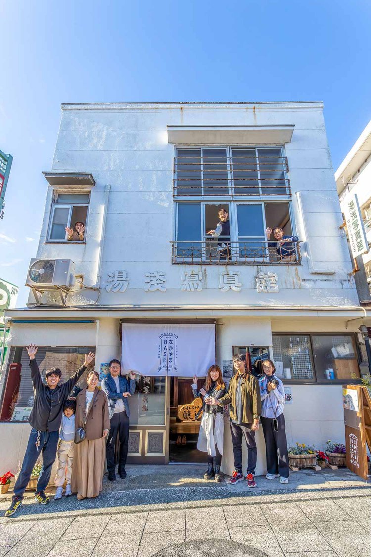 （左上から時計回りに）『革工房 yino』の店主・井上祐司さん。参道にあった「宝月堂」の松丸美加さん、『発酵レストラン 醸し』を手伝う。市川在住、社会保険労務士の加藤正紀さん、アートイベントも開催。市川在住のフォトグラファー・神谷和女さん。株式会社アノニギワヰの山岡優斗さん、千葉商科大学の学生プロジェクトも進行中。『104powerflower』を営むフラワーアーティスト・加藤年恵さん。株式会社地域会議の上坂 理さん。デザインを務めたミカヅキ合同会社の佐藤ヒロックさん・森 弥生さん夫妻。