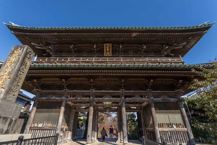 境内入り口にそびえる山門。大正時代の再建で、赤門や仁王門とも呼ばれる。